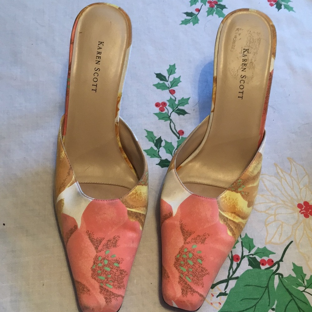 Karen Scott kitten heel pumps. Silk